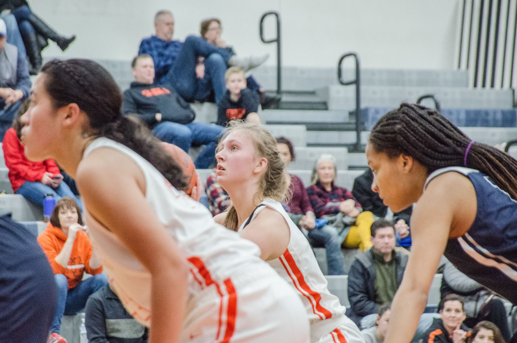 200102.sports.rainiergirlsbasketball.er3.jpg